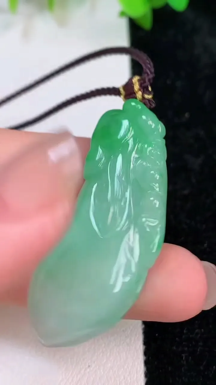 天然A货翡翠福瓜吊坠，尺寸45-19-6.5，重:11.44g
7月15日