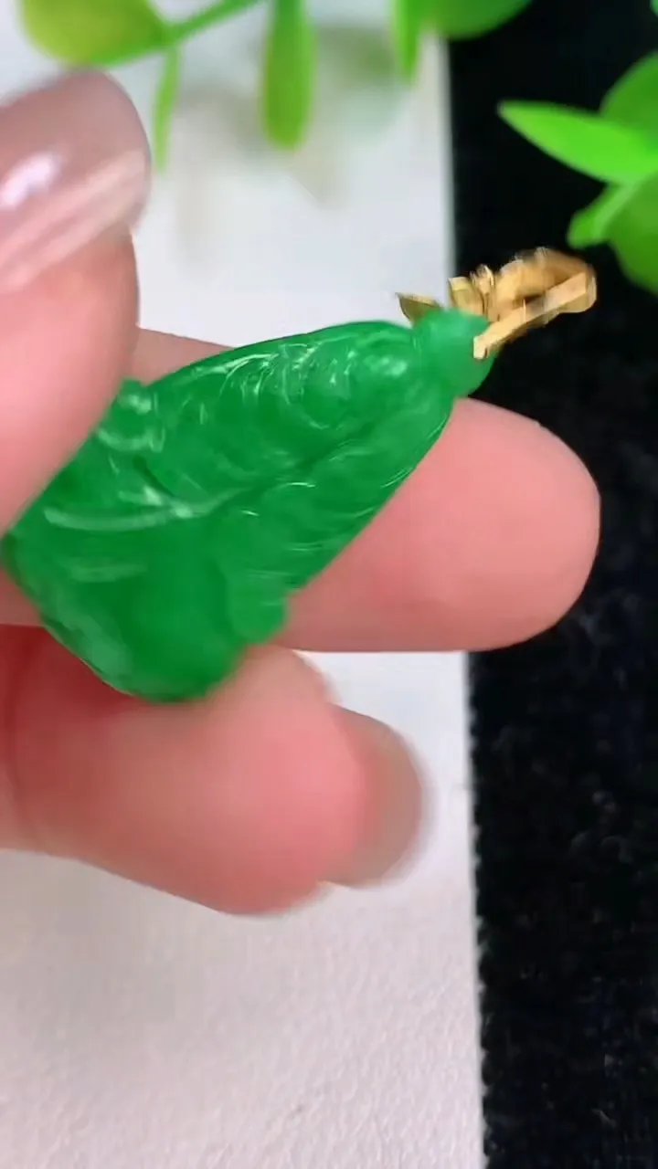 天然A货翡翠白菜吊坠，尺寸22.8-17-3.3，重量:2.58g
7月15日