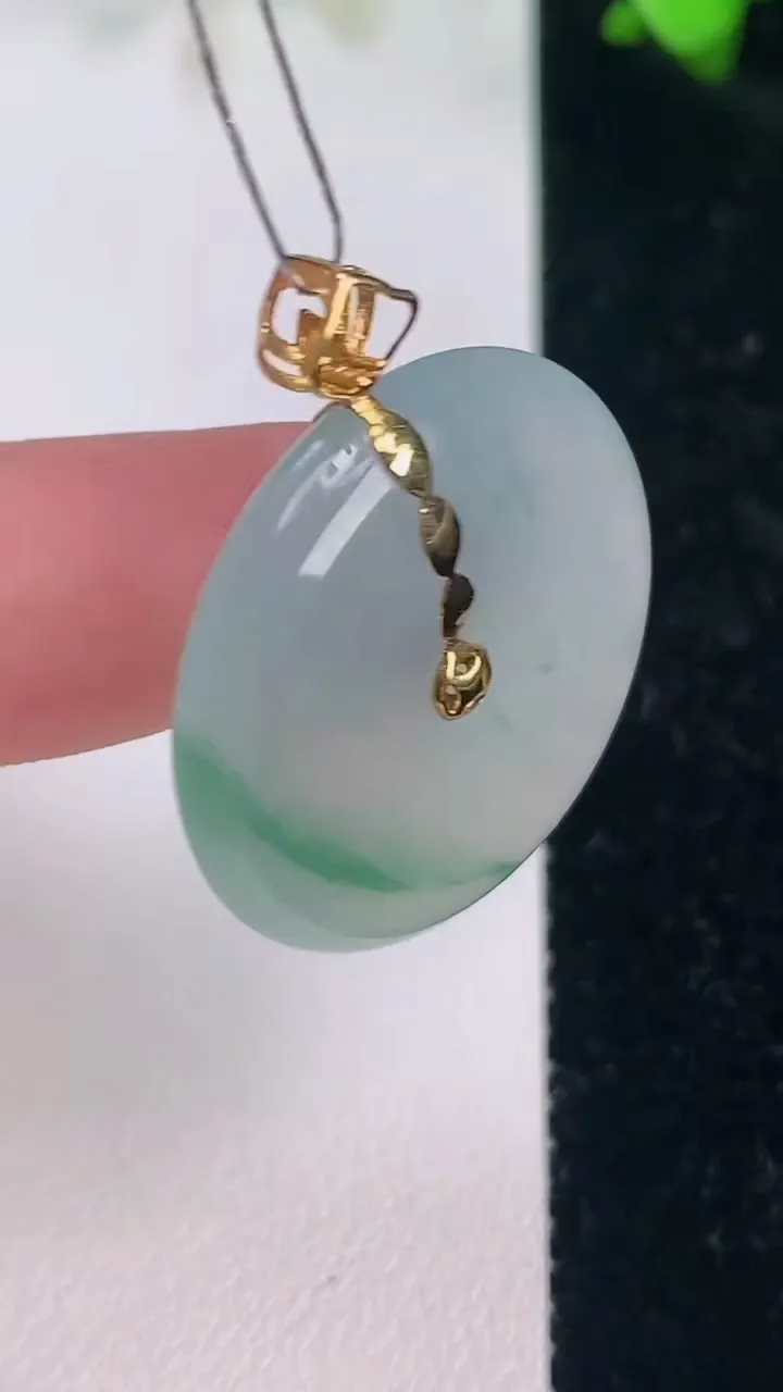 天然A货翡翠平安扣吊坠，尺寸25.4-5.4，重量:8.00g
7月15日