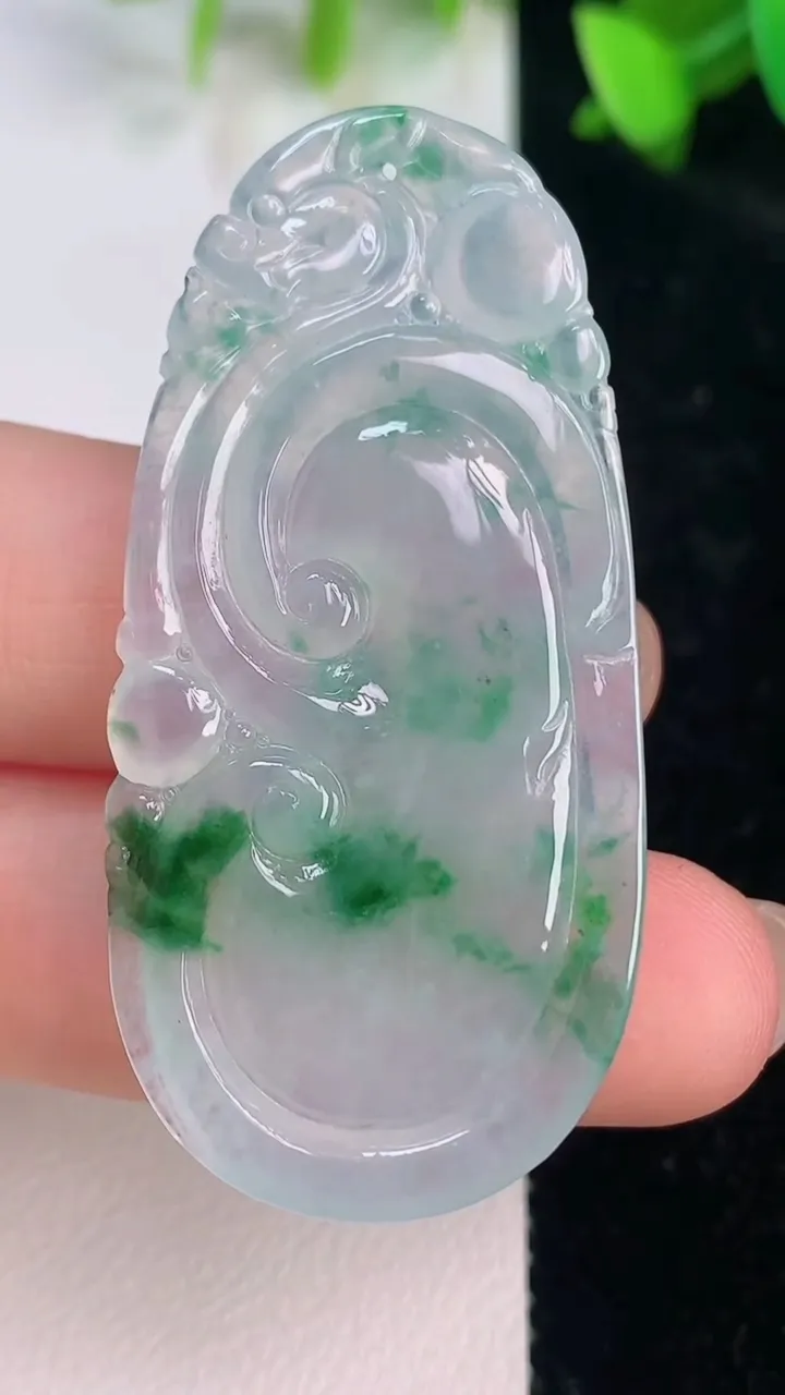 天然A货翡翠如意吊坠，尺寸50-24.3-4.6，重量:10.37g
7月15日