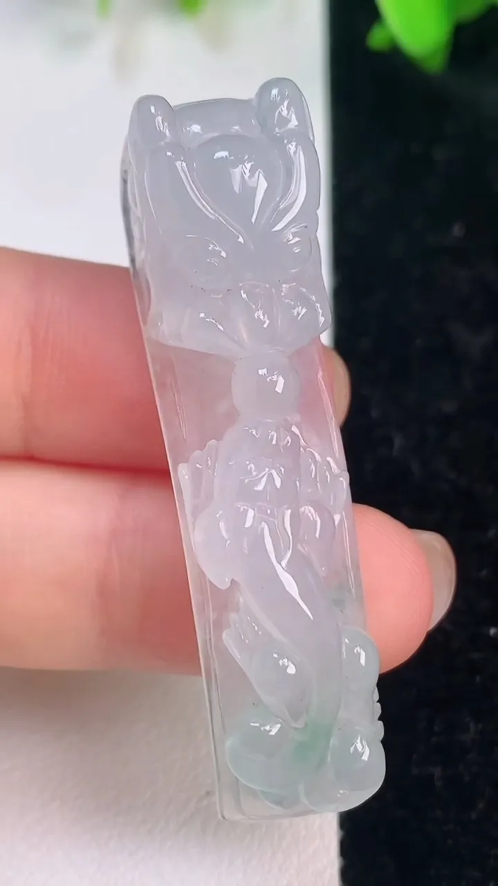 天然A货翡翠今非昔比 蜥蜴手牌，尺寸51.8-12.5-12.8，重量:13.32g
7月15日