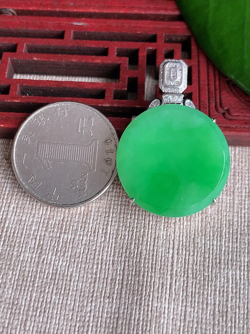 天然A货翡翠18K金伴满绿无事牌吊坠尺寸35.5×24.5×9.7m量12.45g 0713