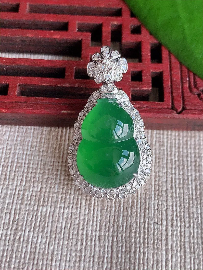天然A货翡翠18K金伴满绿葫芦吊坠尺寸30×16×12裸石16.5×11.6m量5.74g 0715