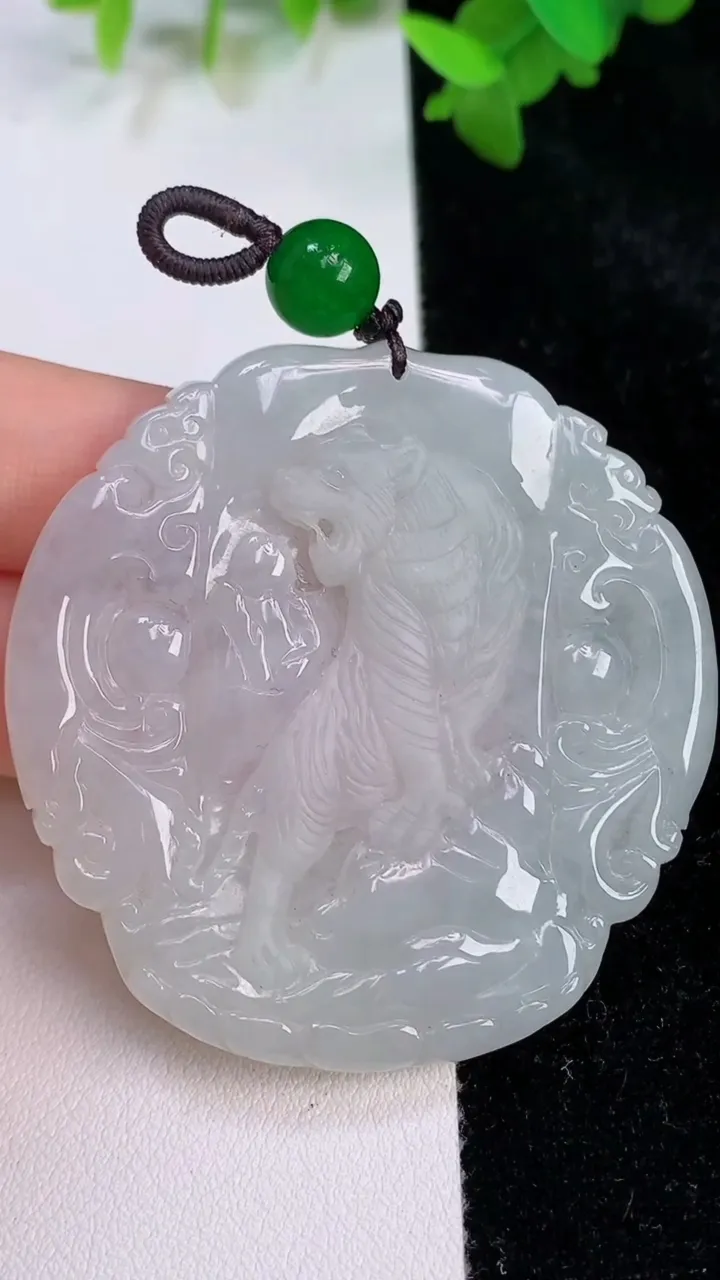 天然A货翡翠白冰生肖虎吊坠，尺寸52.4-53.2-6，重:32.44g
7月15日
