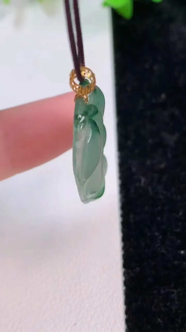 天然A货翡翠飘花金枝玉叶 叶子吊坠，尺寸30-17.5-4.2，重:3.60g
7月15日