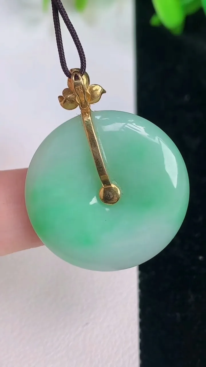 天然A货翡翠平安扣吊坠，尺寸26.4-4.7，重量:7.50g
7月15日