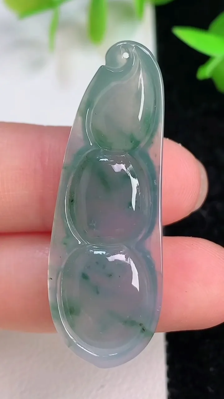 天然A货翡翠飘花福豆吊坠，尺寸42.3-15-6.3，重量:6.57g
7月15日