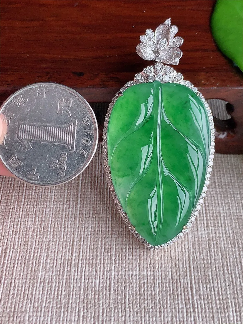 天然A货翡翠18K金伴满绿大叶子金枝玉叶吊坠尺寸54.8×26.3×8裸石38×24m量14.77g 0713