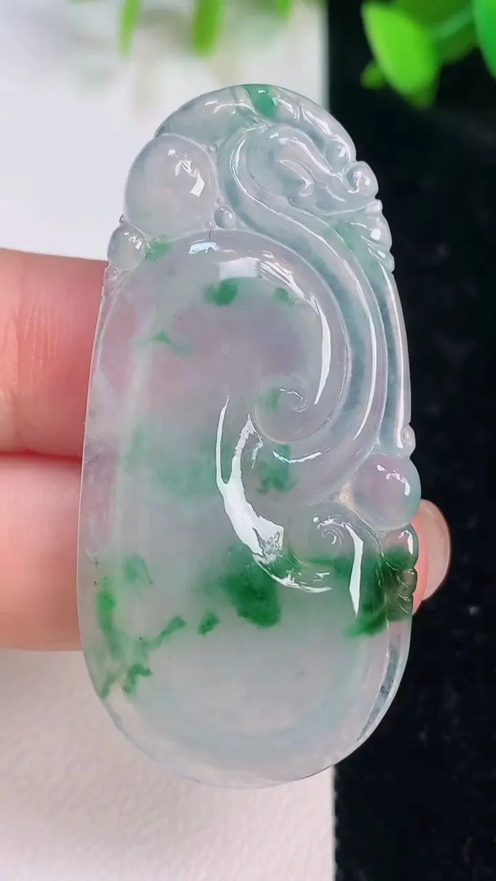 天然A货翡翠如意吊坠，尺寸50-24.3-4.6，重量:10.37g
7月15日