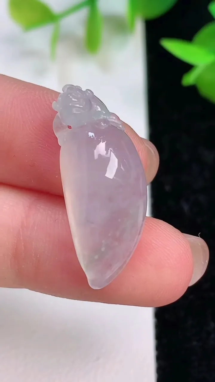 天然A货翡翠冰种福瓜吊坠，尺寸27.2-11-7.2，重量:3.55g
7月15日