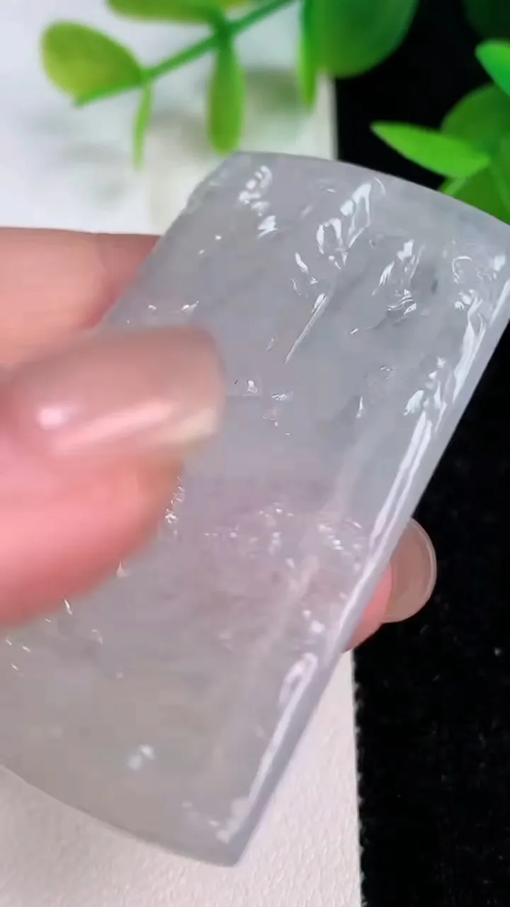 天然A货翡翠山水牌吊坠，尺寸52.2-34.6-4.7，重量:20.80g
7月15日