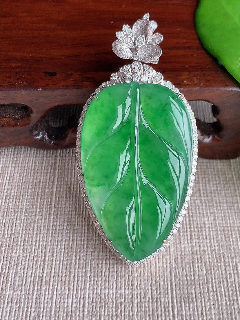 天然A货翡翠18K金伴满绿大叶子金枝玉叶吊坠尺寸54.8×26.3×8裸石38×24m量14.77g 0713