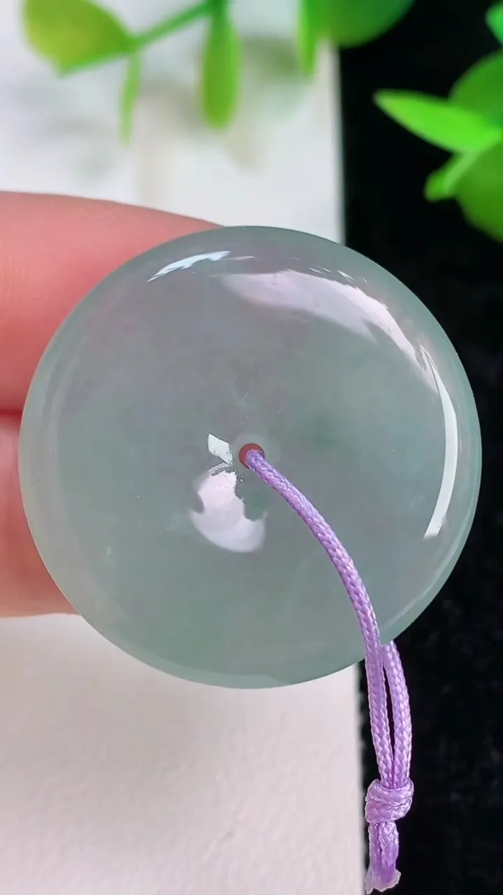 天然A货翡翠平安扣吊坠，尺寸29-4.6，重量:8.70g
7月15日