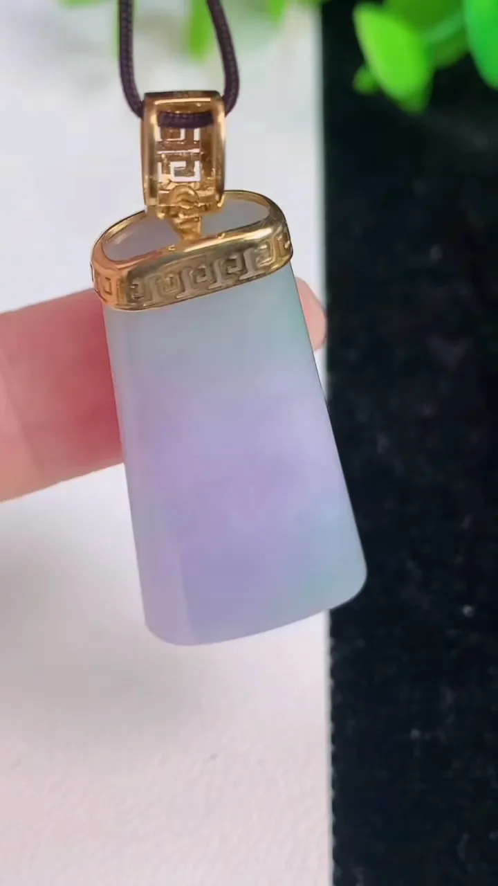 天然A货翡翠18k金春带彩紫罗兰无事牌吊坠，尺寸35.2-17.7-6，重量:10.00g
7月15日