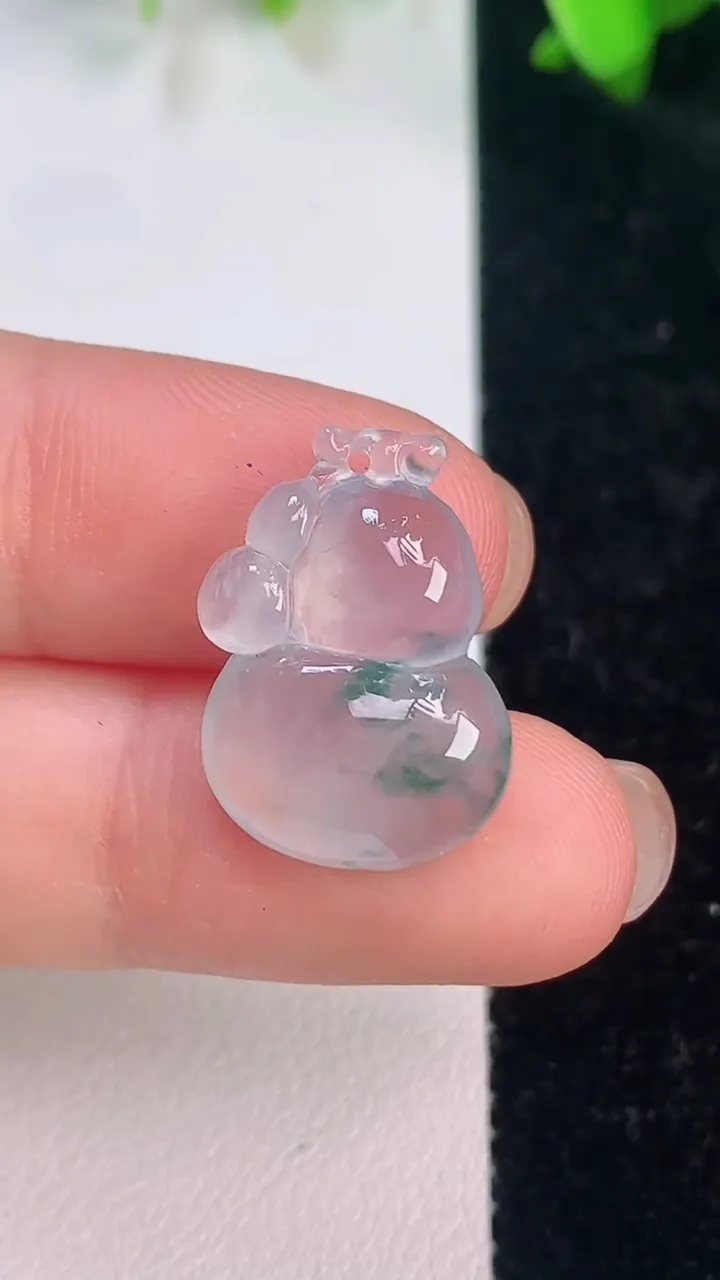 天然A货翡翠冰种飘花葫芦镶嵌件，尺寸20-14.2-5，重量:2.53g
7月15日