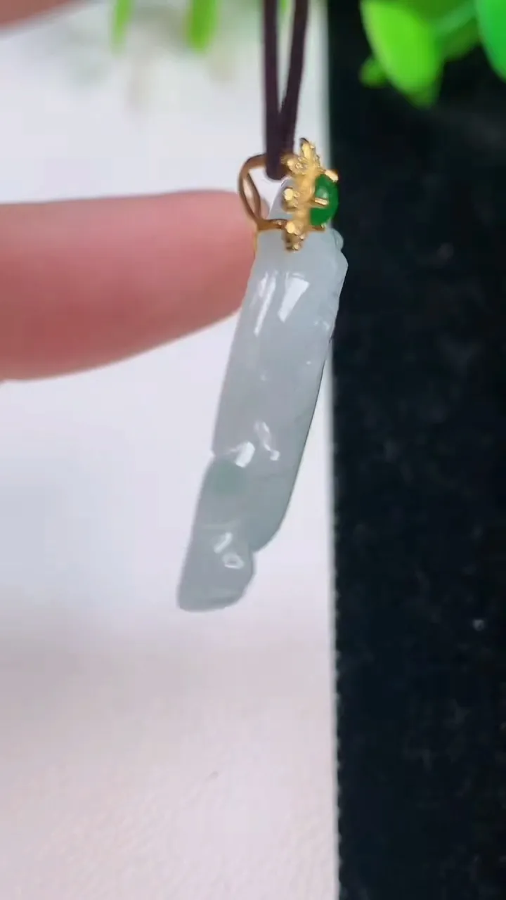 天然A货翡翠18k金飘花佛公吊坠，尺寸28.5-31.6-5.5，重量:8.12g
7月15日