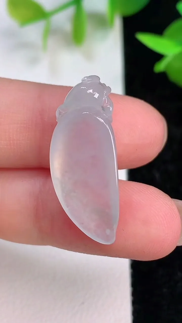 天然A货翡翠冰种福瓜吊坠，尺寸27.2-11-7.2，重量:3.55g
7月15日