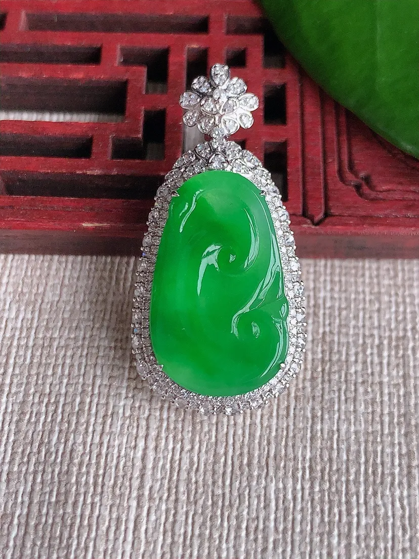 天然A货翡翠18K金伴阳绿如意吊坠尺寸34×16.6×9.2裸石20.8×12.5m量5.67g 0