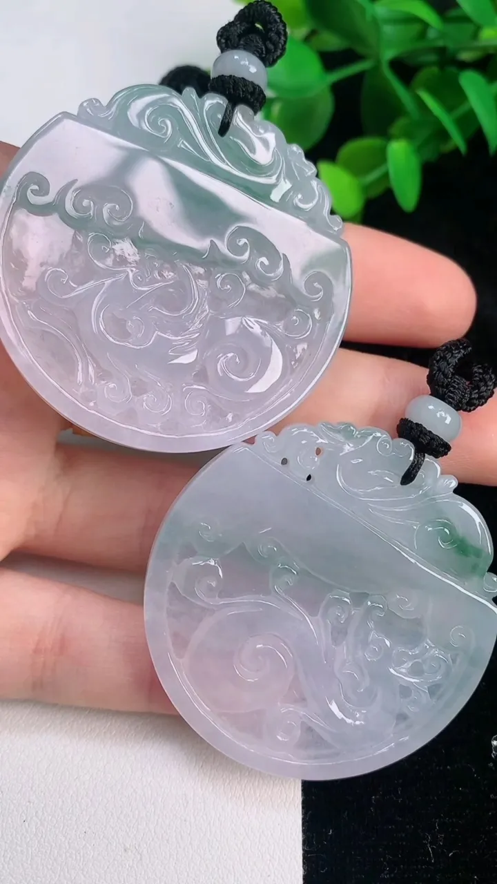 天然A货翡翠飘花仿古龙牌吊坠一对，尺寸45.5-44-4.4，重量:49.30g
7月15日