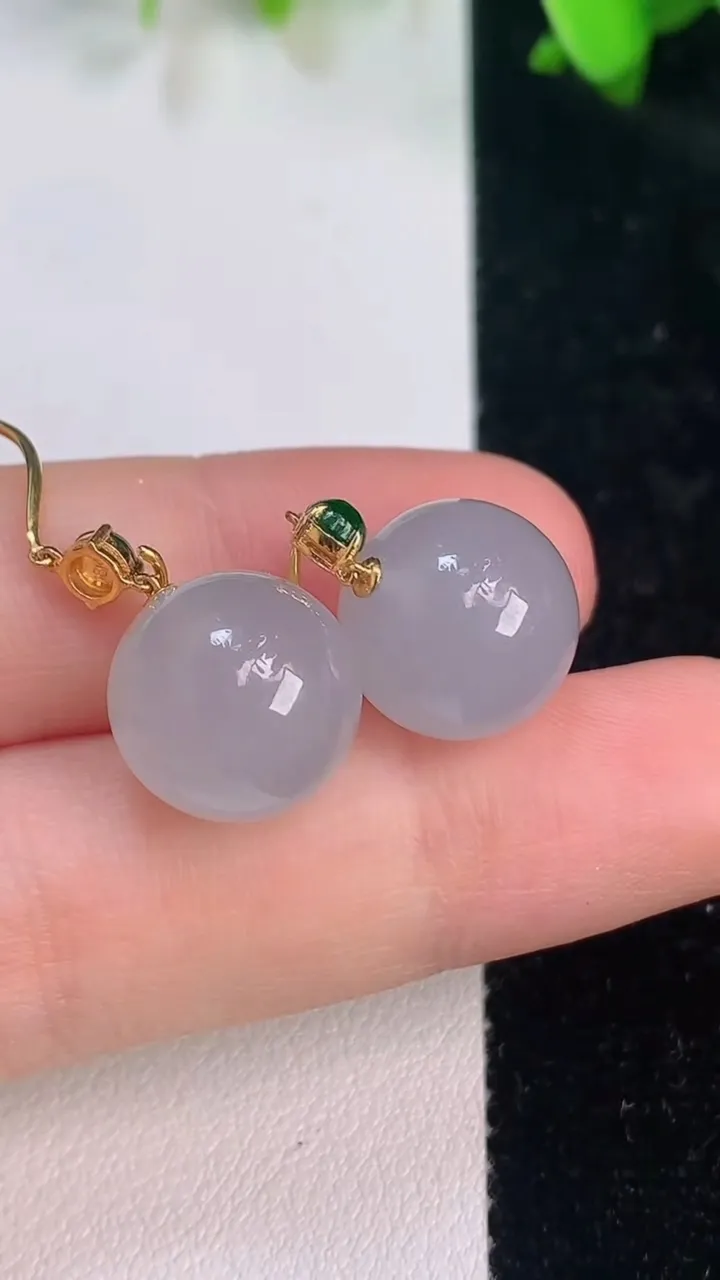 天然A货翡翠种圆珠耳坠，尺寸12.4，重量:7.50g7月15日
工厂直销收藏佳品,种好水足，色泽均匀，有种有色，上手高大气！