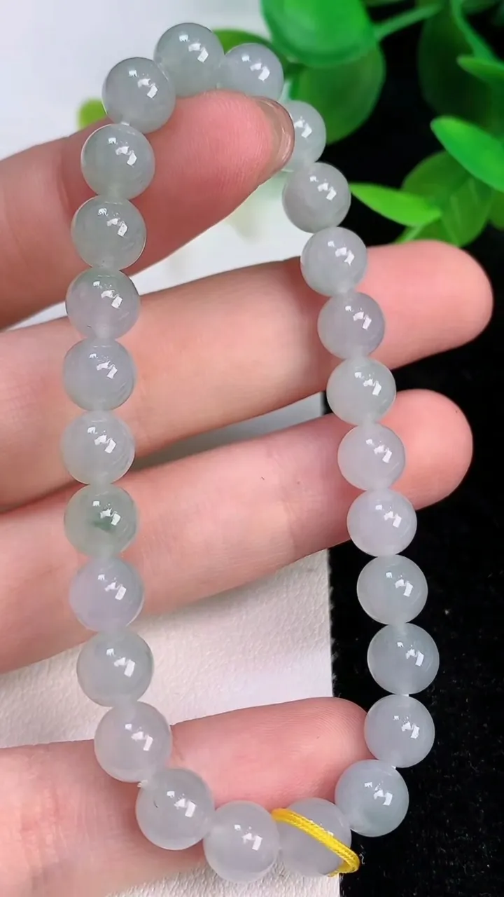 天然A货翡翠圆珠手串，尺寸6.8，重量:15.54g7月15日
工厂直销收藏佳品,种好水足，色泽均匀，有种有色，上手高大气！
