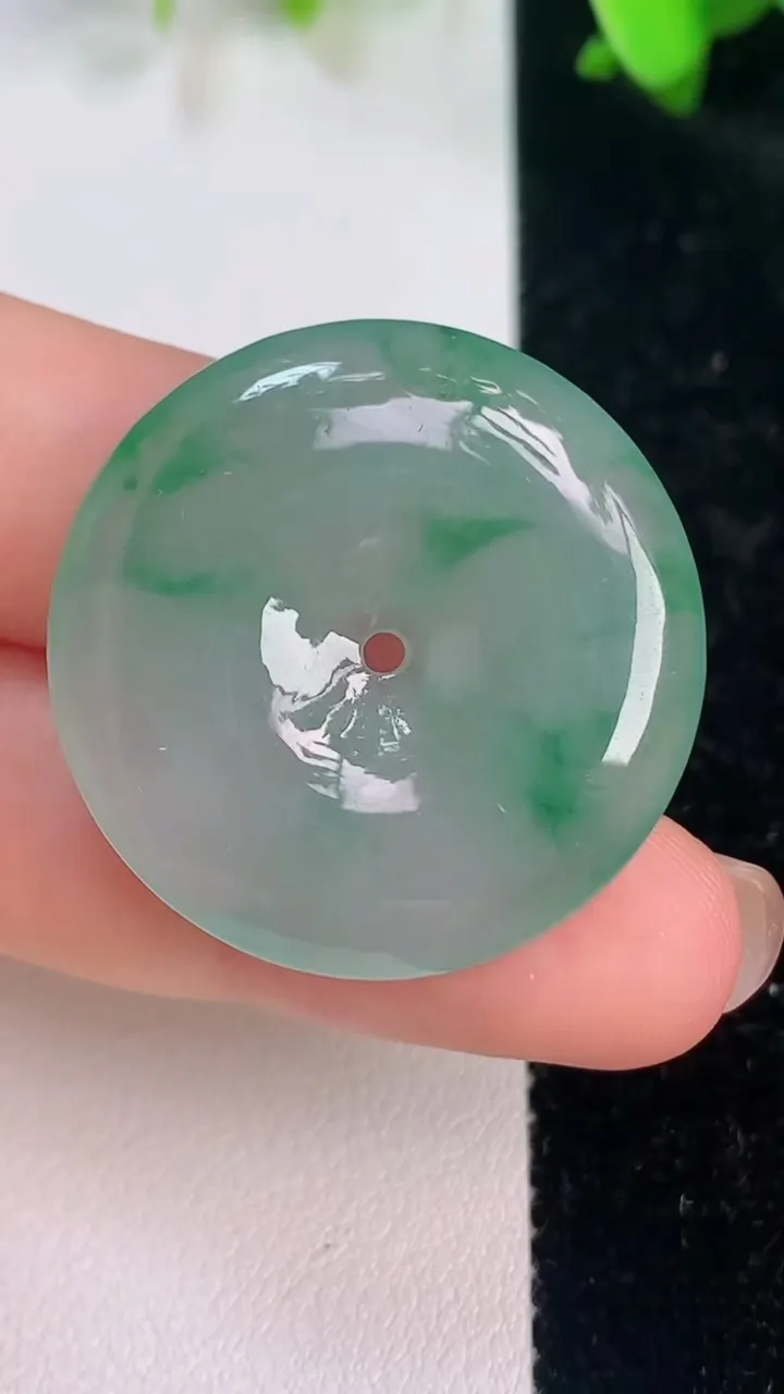 天然A货翡翠平安扣吊坠，尺寸29.8-5.5，重量:10.28g
7月15日