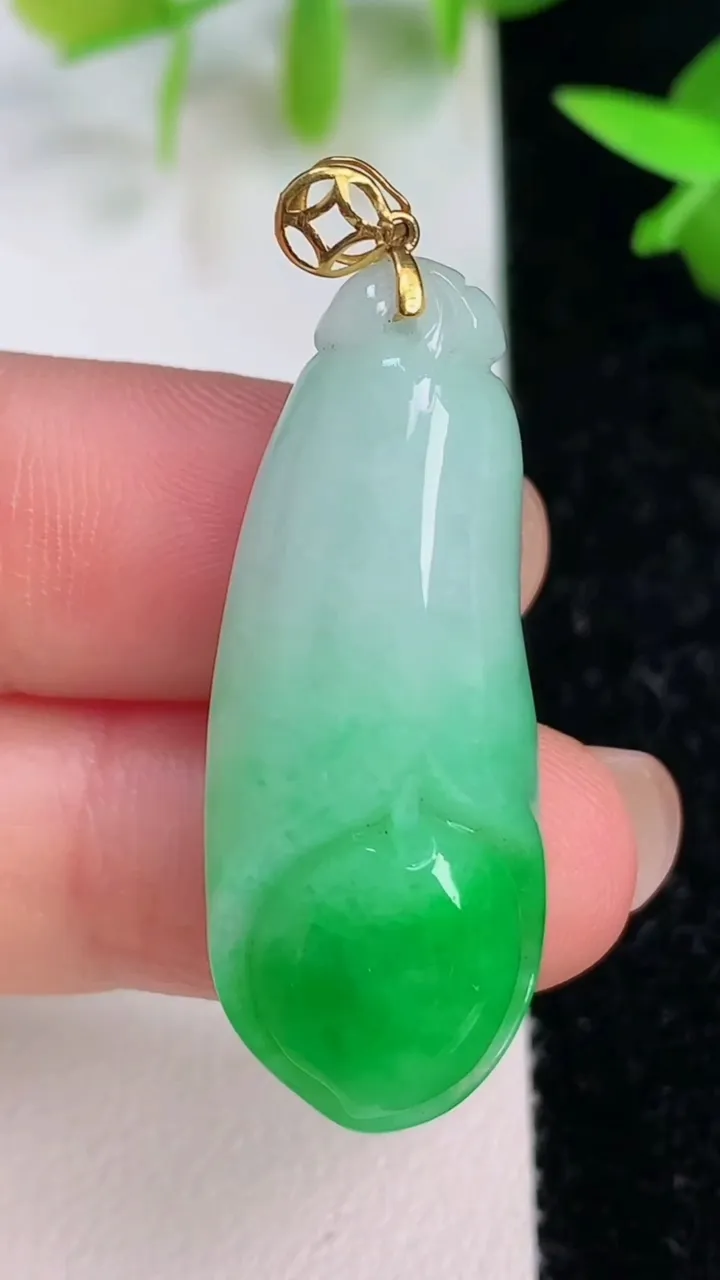 天然A货翡翠玉兰花吊坠，尺寸35-14.6-8.2，重量:7.29g
7月15日