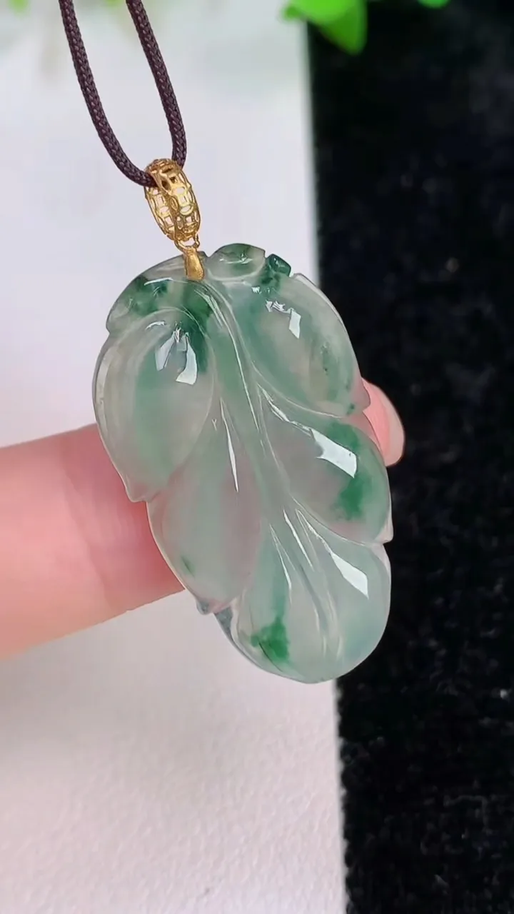 天然A货翡翠飘花金枝玉叶 叶子吊坠，尺寸30-17.5-4.2，重:3.60g
7月15日
