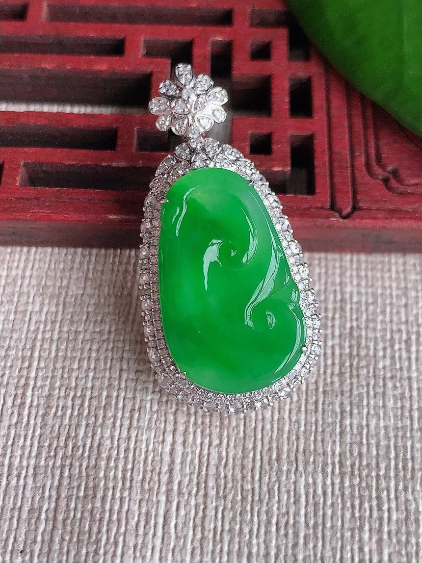 天然A货翡翠18K金伴阳绿如意吊坠尺寸34×16.6×9.2裸石20.8×12.5m量5.67g 0713