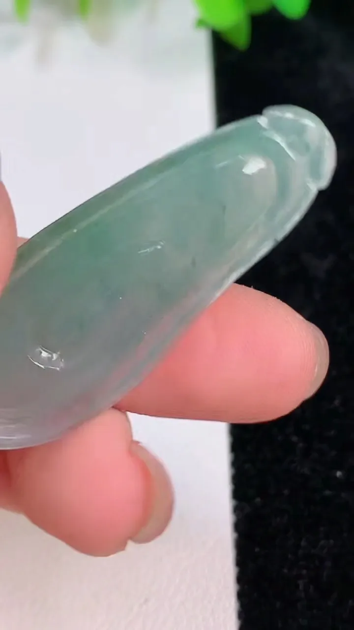 天然A货翡翠福瓜吊坠，尺寸43-17-6.3，重:6.82g
7月15日