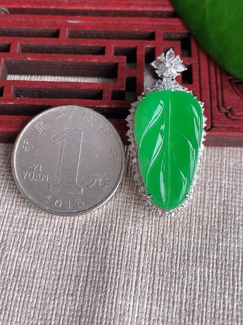 天然A货翡翠18K金伴阳绿叶子金枝玉叶吊坠尺寸36.7×17.3×9.7裸石25×13.7m量7.62g 0713