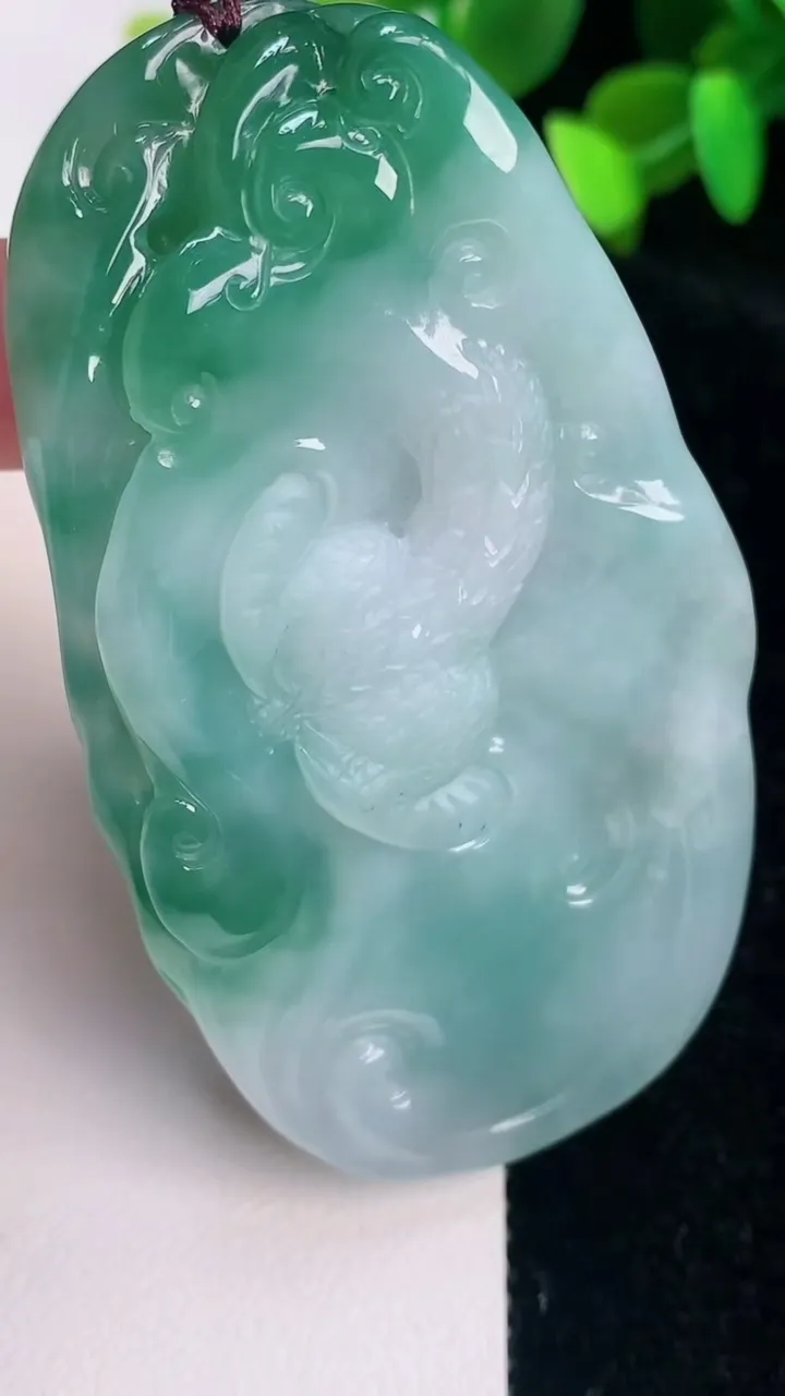 天然A货翡翠龙牌吊坠，尺寸74-38.7-12.6，重量:70.80g
7月15日
