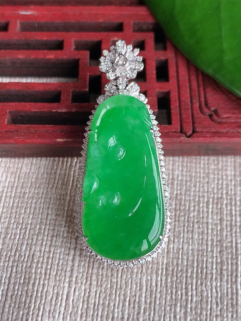 天然A货翡翠18K金伴阳绿如意吊坠尺寸39.8×16×8.7裸石27.2×13m量6.90g 071