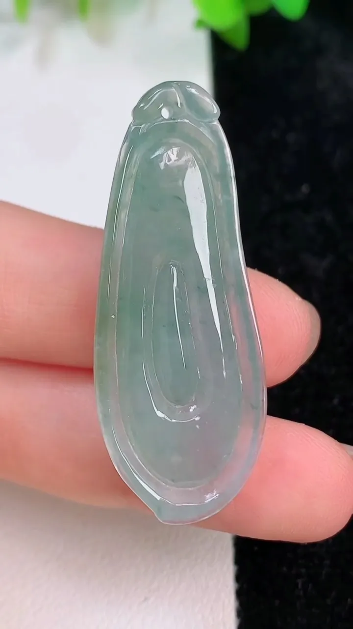 天然A货翡翠福瓜吊坠，尺寸43-17-6.3，重:6.82g
7月15日