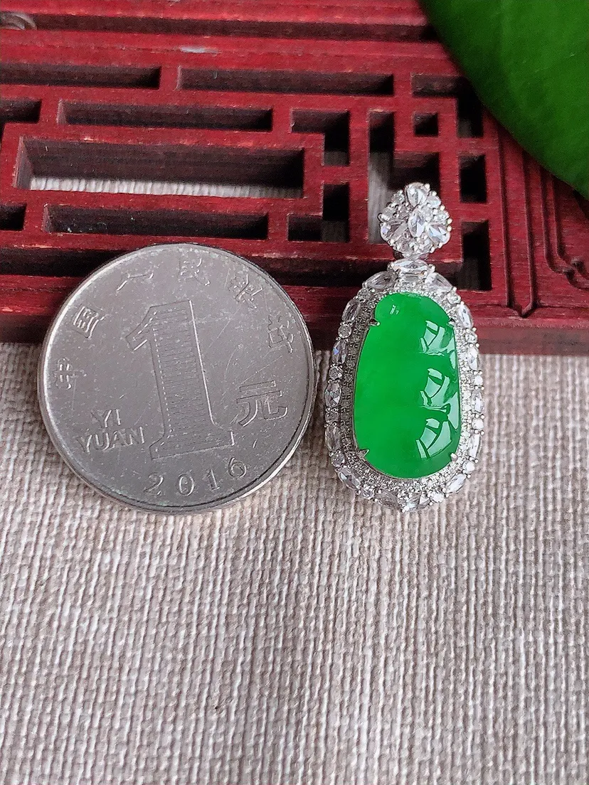 天然A货翡翠18K金伴阳绿四季豆福豆平安豆吊坠尺寸29×13.5×9.7裸石15.4×8.6m量4.57g 0713