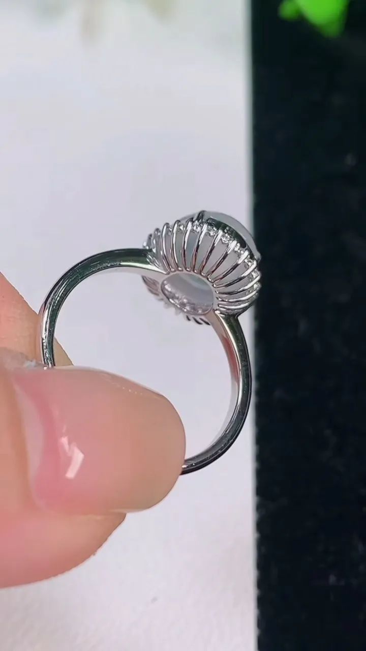 天然A货翡翠种蛋面戒指，尺寸18.4-9.5-8.3，重量:2.40g2025年7月15日
工厂直销收藏佳品,种好水足，色泽均匀，有种有色，上手高大气！