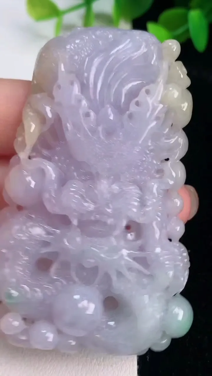 天然A货翡翠春带彩紫罗兰龙牌吊坠，尺寸68.4-41.3-12，重量:65.27g
7月15日