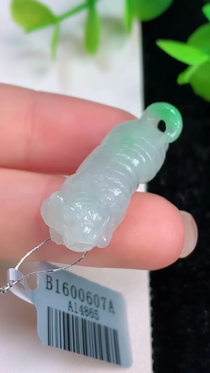 天然A货翡翠生肖虎吊坠，尺寸30.8-9.6-9，重量:7.50g
7月15日