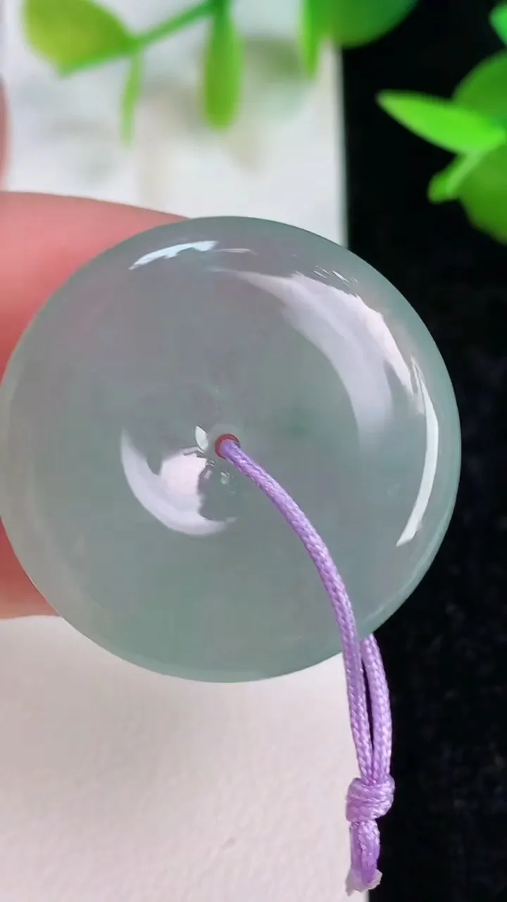 天然A货翡翠平安扣吊坠，尺寸29-4.6，重量:8.70g
7月15日