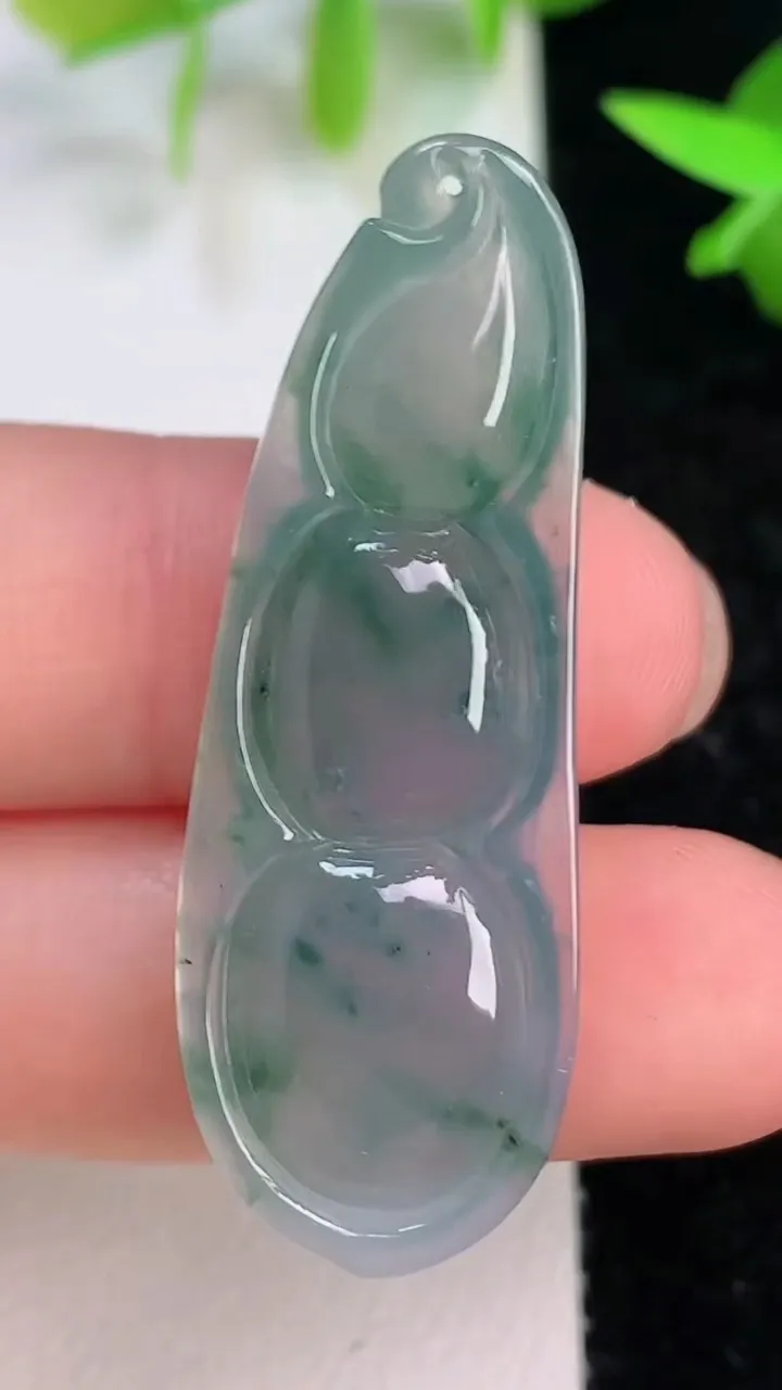 天然A货翡翠飘花福豆吊坠，尺寸42.3-15-6.3，重量:6.57g
7月15日