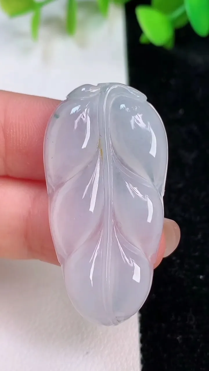 天然A货翡翠飘花金枝玉叶 叶子吊坠，尺寸41-21.3-4.3，重:6.62g
7月15日