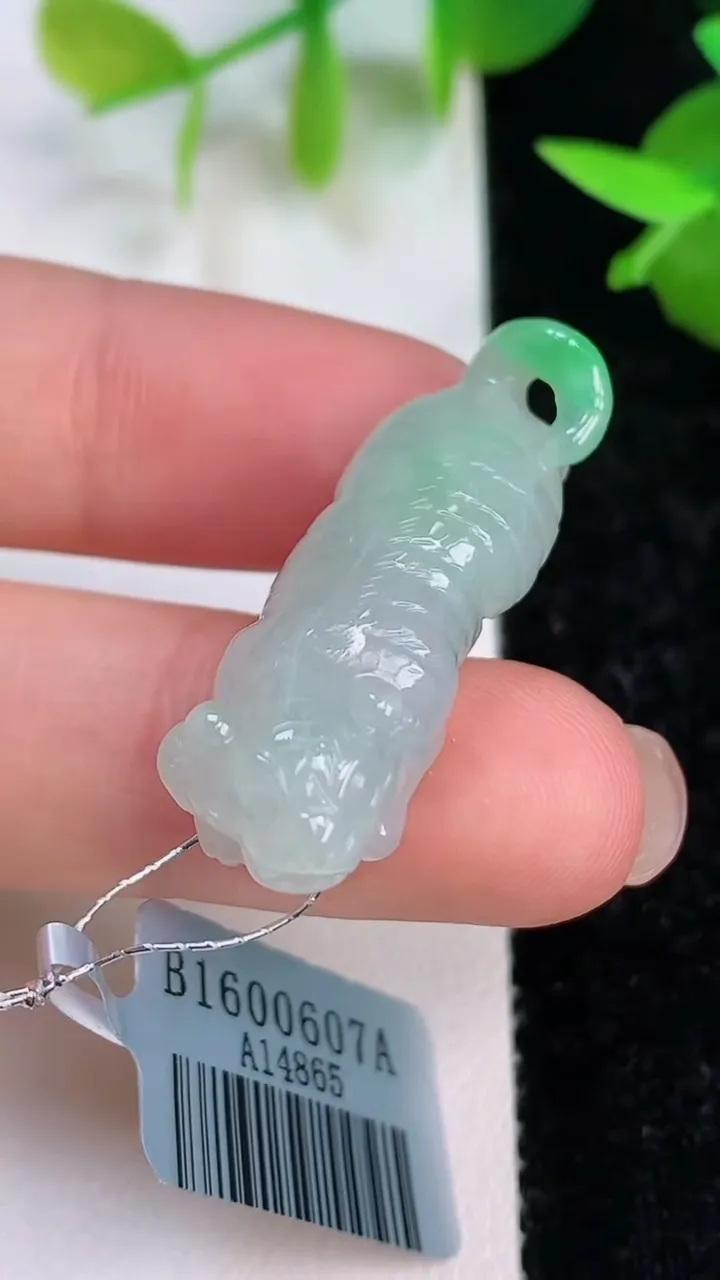 天然A货翡翠生肖虎吊坠，尺寸30.8-9.6-9，重量:7.50g
7月15日