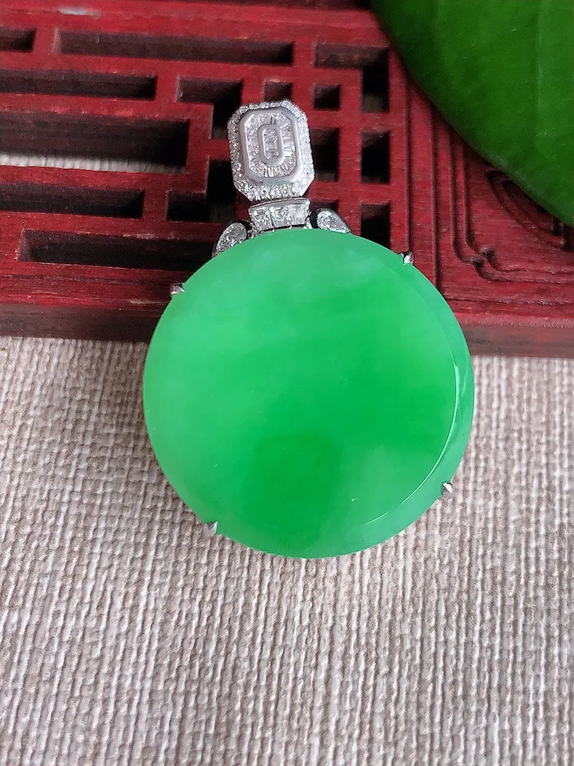 天然A货翡翠18K金伴满绿无事牌吊坠尺寸35.5×24.5×9.7m量12.45g 0713