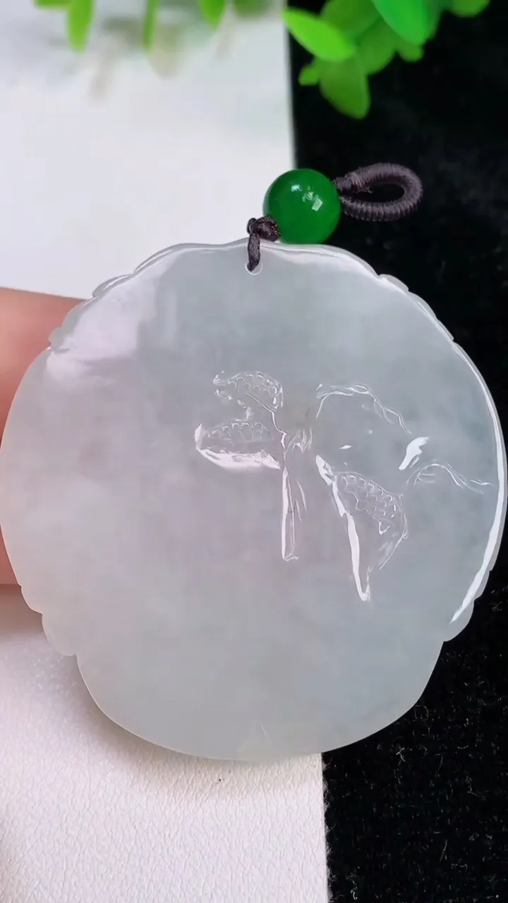 天然A货翡翠白冰生肖虎吊坠，尺寸52.4-53.2-6，重:32.44g
7月15日