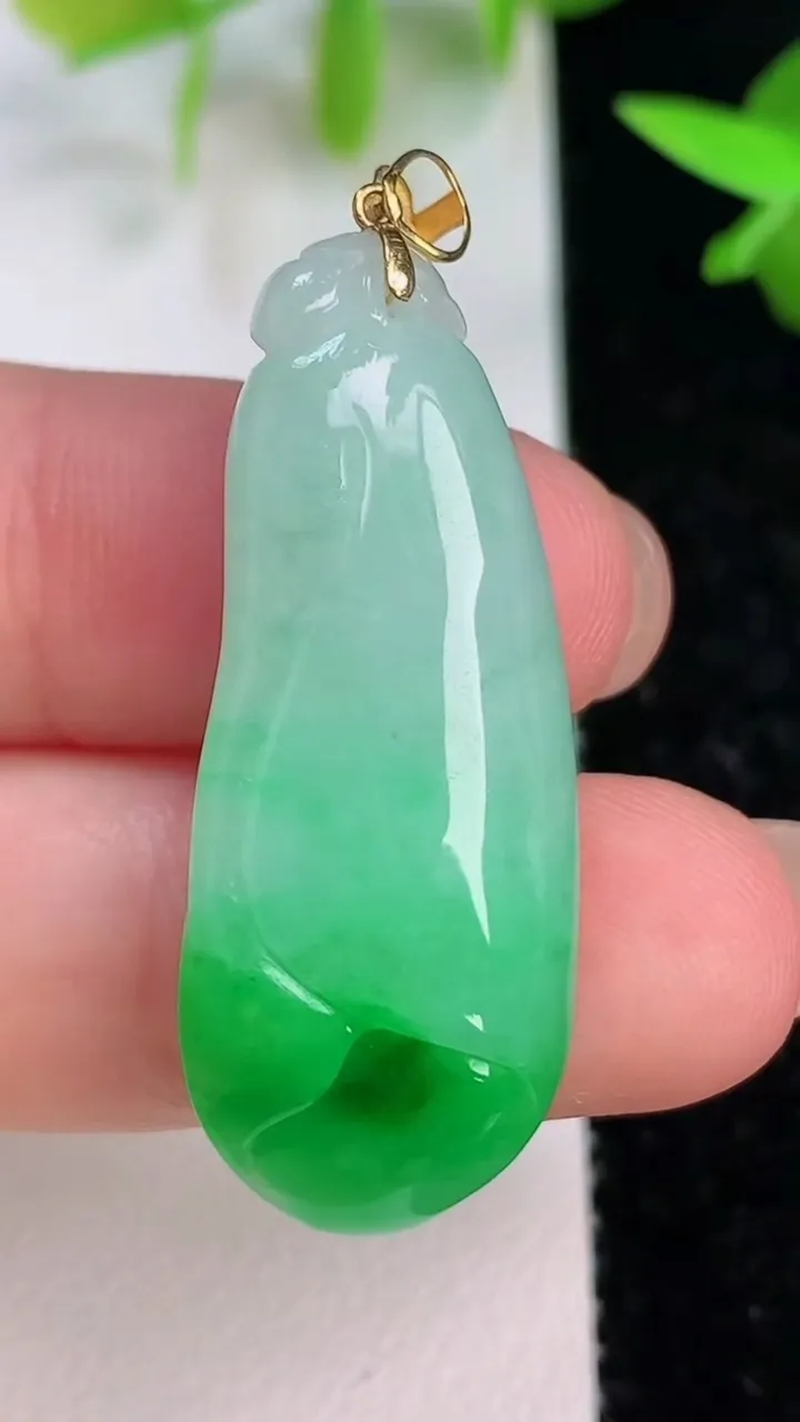 天然A货翡翠玉兰花吊坠，尺寸35-14.6-8.2，重量:7.29g
7月15日