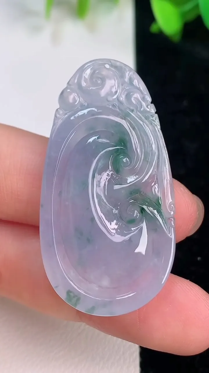 天然A货翡翠紫罗兰飘花如意吊坠，尺寸43.6-22.7-5，重量:8.23g
7月15日