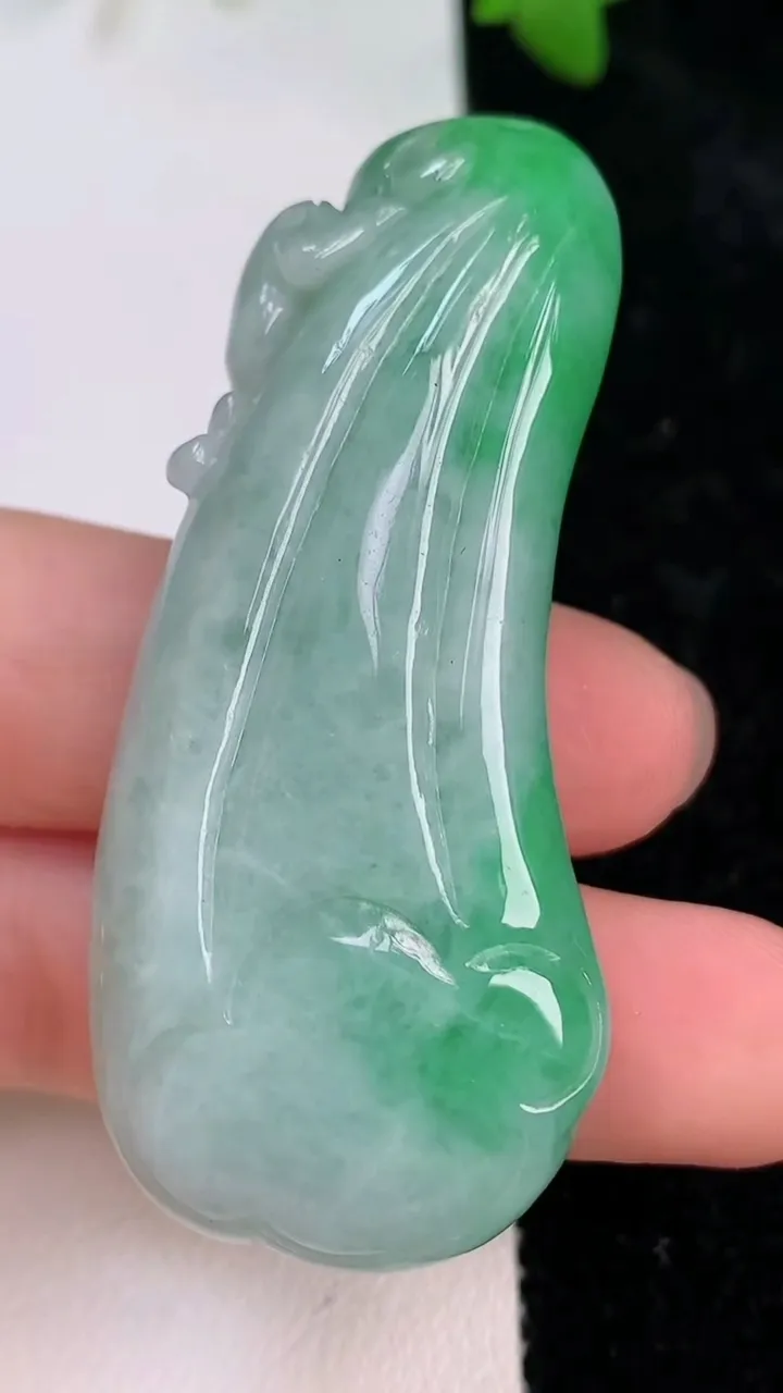 天然A货翡翠莲蓬吊坠，尺寸57-24.6-14，重:34.38g
7月15日