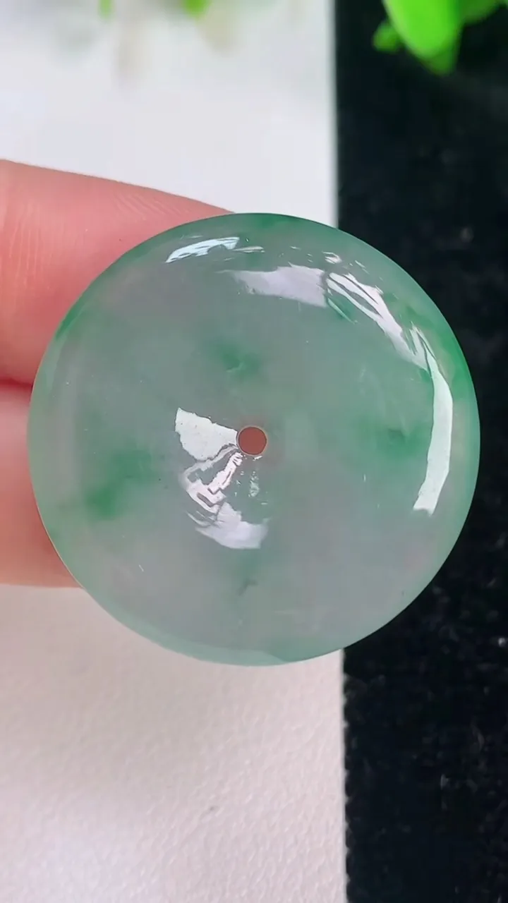 天然A货翡翠平安扣吊坠，尺寸29.8-5.5，重量:10.28g
7月15日