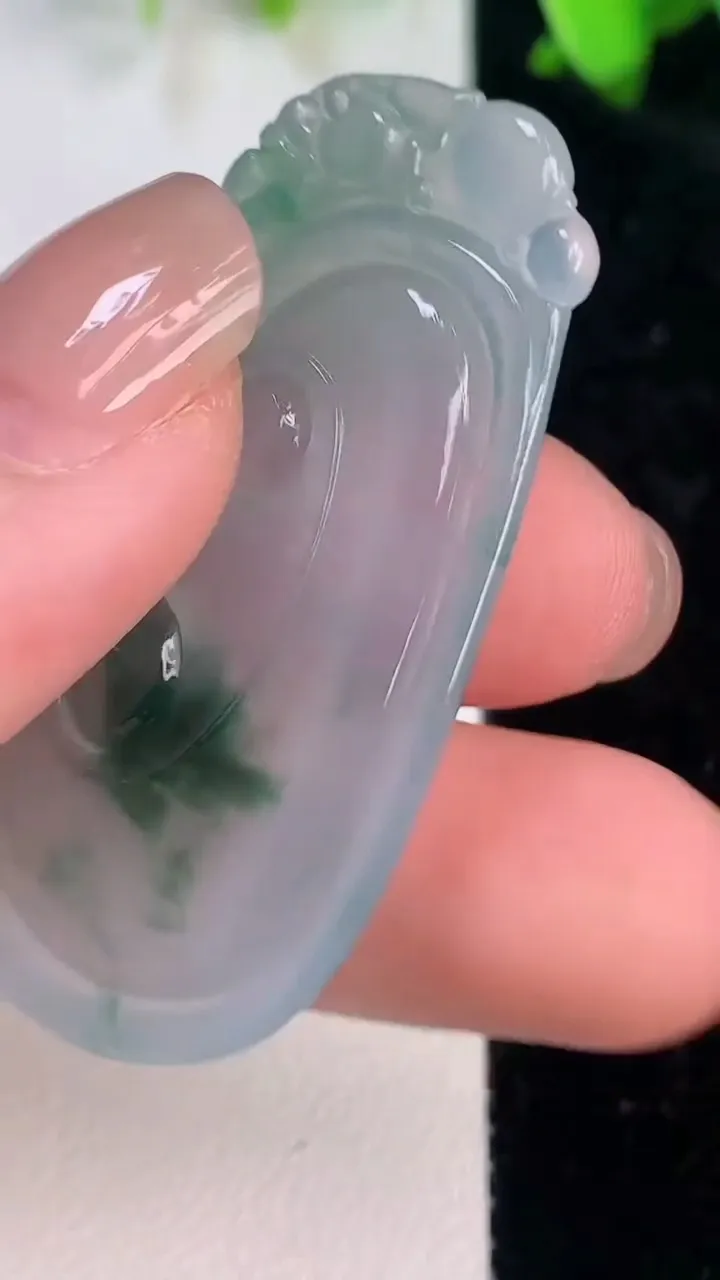 天然A货翡翠如意吊坠，尺寸44.7-22.6-5，重量:10.53g
7月15日