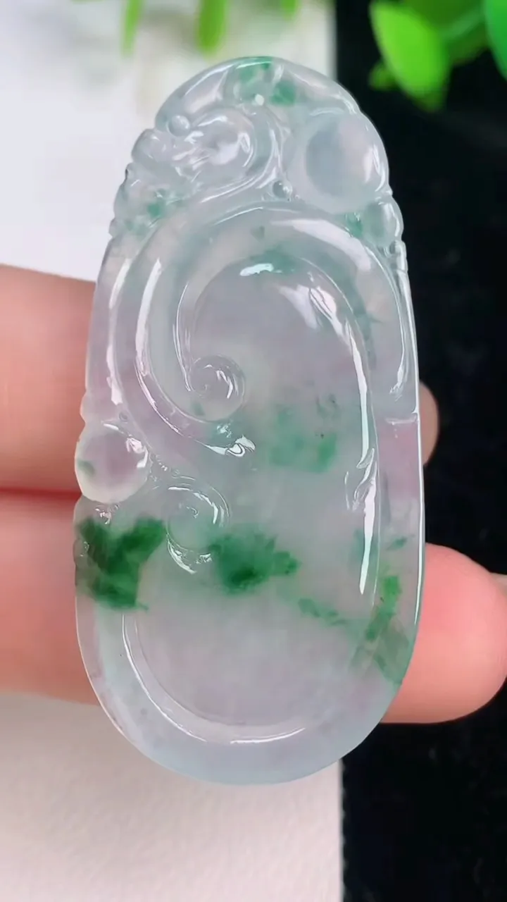 天然A货翡翠如意吊坠，尺寸50-24.3-4.6，重量:10.37g
7月15日